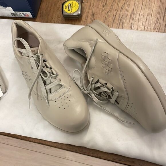 SAS CREAM COLORED SNEAKERS.  NEW - Picture 1 of 9